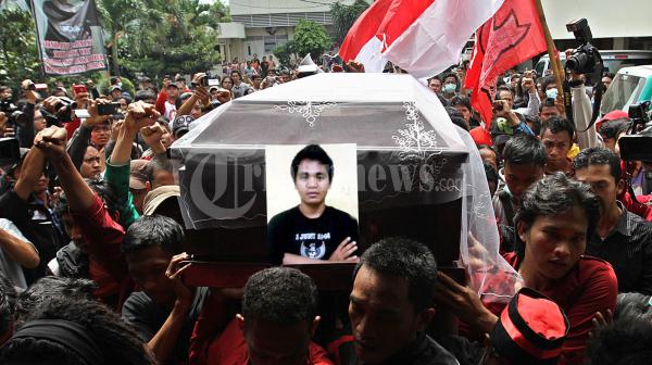Peti Jenazah Sang Revolusioner
