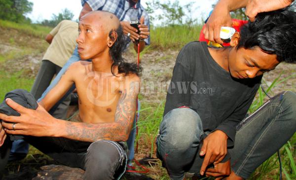 Gaya Rambut Mohawk Jadi Skinhead
