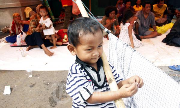 Suku Anak Dalam Menginap di Gerbang DPR RI