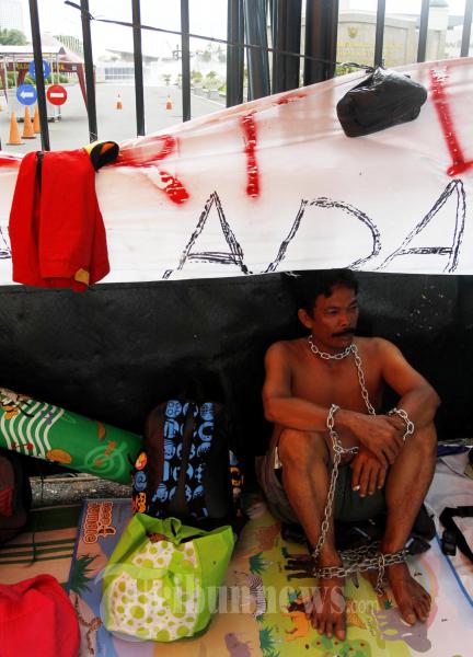 Suku Anak Dalam Tidur di Gerbang DPR RI