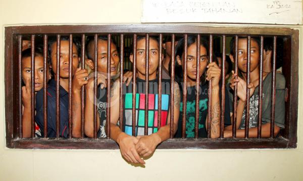 puNk nOt dEad In jAil