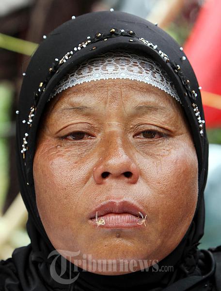 Aksi Jahit Mulut Di Depan DPR
