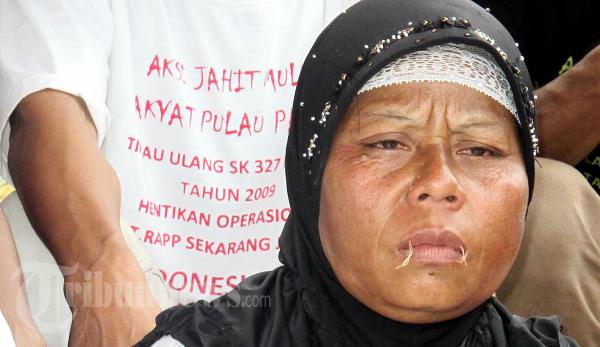 Aksi Suku Anak Dalam Jahit Mulut