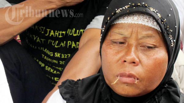 Warga Kepulauan Meranti Jahit Mulut