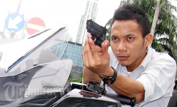 Aksi Menembak Norman Kamaru