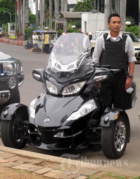 Norman Kamaru Foto di Motor Gede