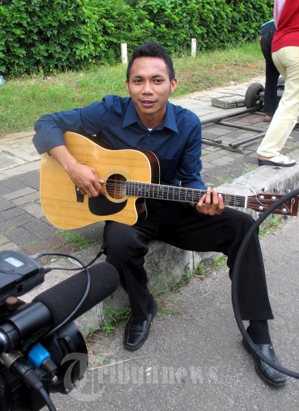 Norman Kamaru Memainkan Gitar