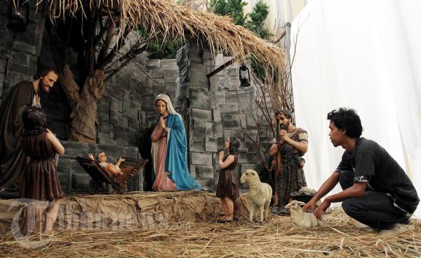 Menata Patung Ornamen Kelahiran Yesus