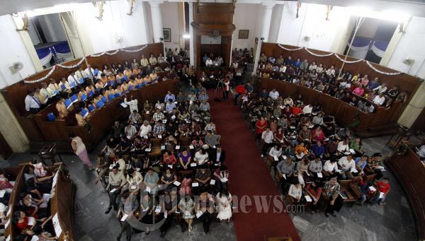 Jemaat gereja Imanuel Melakukan Misa Natal