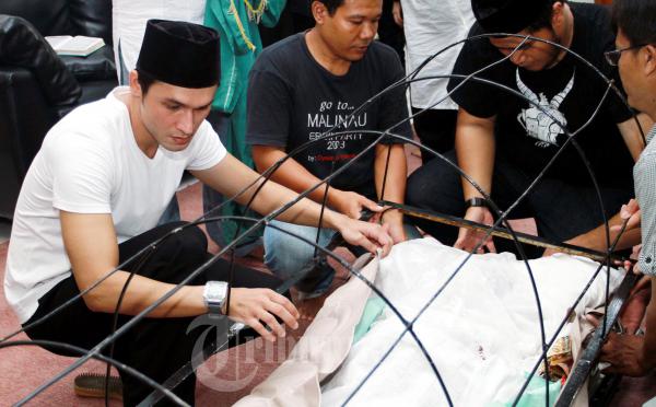 Indra Bruggman Bersama Jenazah Ayahnya