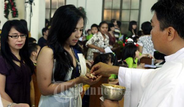 Misa Natal Di Katedral Makassar