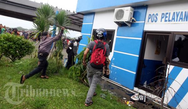 Mahasiswa Rusak Pos Polisi