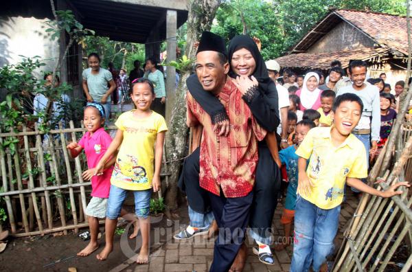 Bayanah Digendong Bapaknya