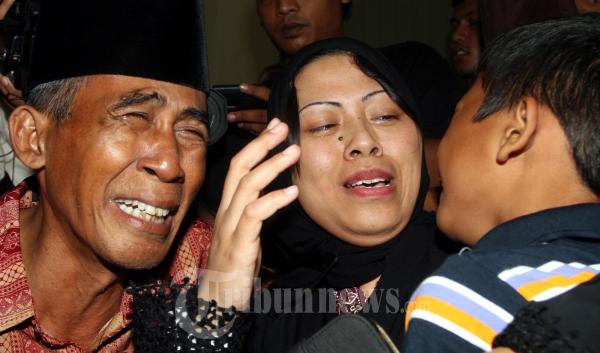Bayanah Dipeluk Anak dan Ayah