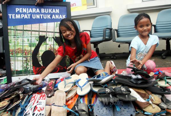 Solidaritas Seribu Sandal untul AAL