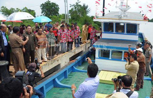 Walikota Palembang Tinjau Sumbangan Kapal