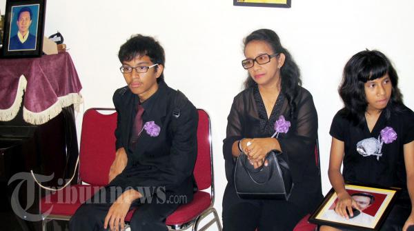 Anak dan Istri Dr Adrians Karel Keiluhu Berduka