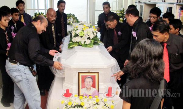 Jenazah Dr Adrians Karel Keiluhu Dimakamkan