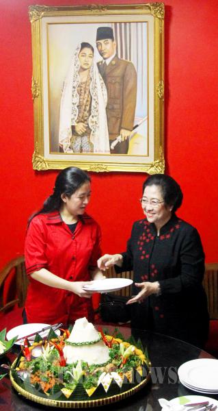 Megawati Potong Tumpeng Ultah PDIP