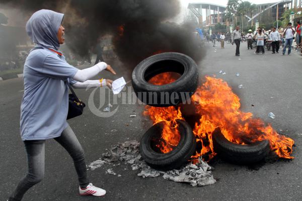 Demonstran Bakar Ban di Jalan