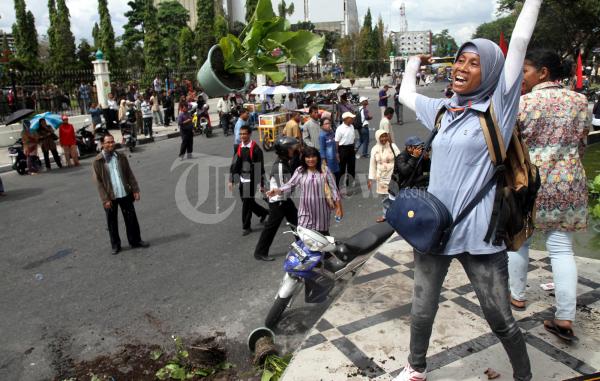 Tugu Zapin Dirusak Demonstran