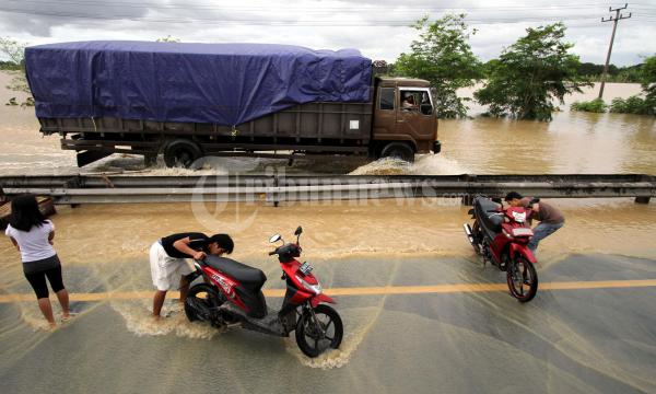 Banjir Meluap ke Jalan Tol Merak