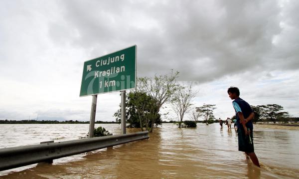 Banjir di Ciujung Meluap Ke Jalan Tol