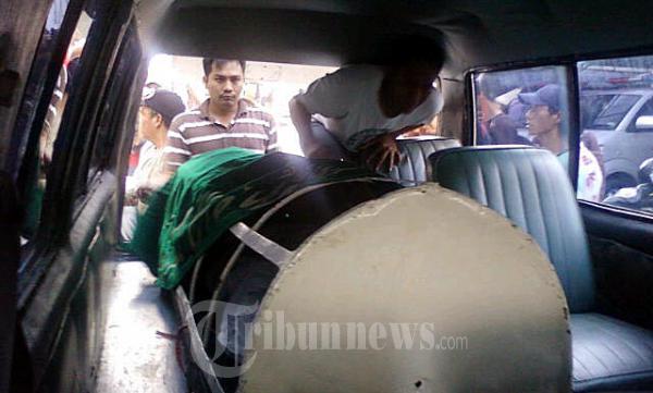 Korban Penabrakan Dibawa Keluarga