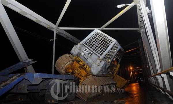 Dozer Melintang di Jembatan Makaham