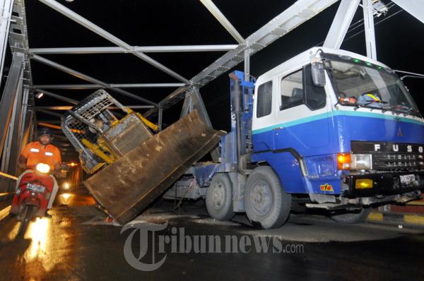 Dozer Melintang di Jembatan Mahakam