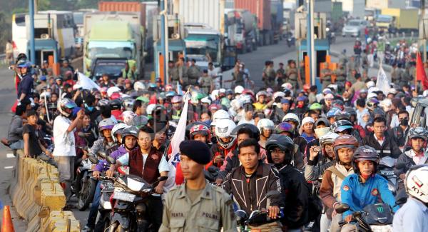 Buruh Naik Motor Masuk TOL Cikampek Macet