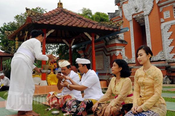 Sejumlah umat Hindu Kota Palembang melaksanakan ritual sembahyang Hari Raya Galungan di Pura Agung Sriwijaya, Seduduk Putih, Palembang, Rabu (1/2/2011). 