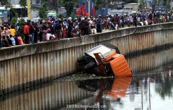 Truk Jatuh Ke Sungai Mookervart