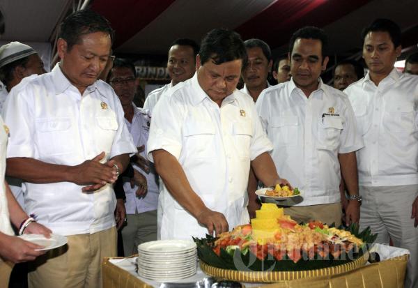 Prabowo Subianto Potong Tumpeng