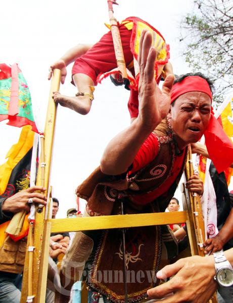 Tatung Kebal Terhadap Senjata Tajam