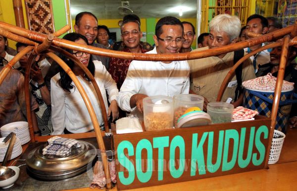 Aksi Dahlan Iskan membuat Soto Kudus Kauman