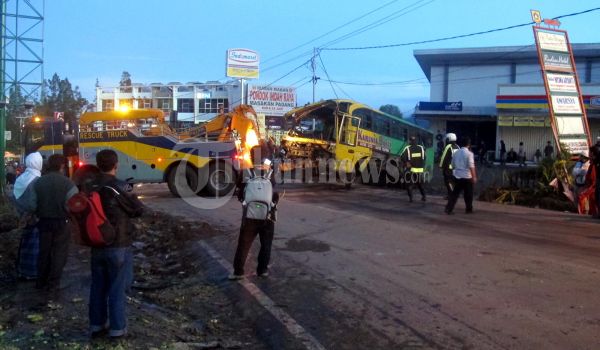 Bangkai bus AKAP Karunia Bakti