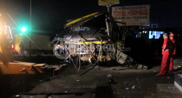 Bus AKAP Karunia Bhakti Berhasil di Evakuasi