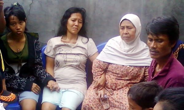 Menangis Tak Dapat Selamatkan Anaknya