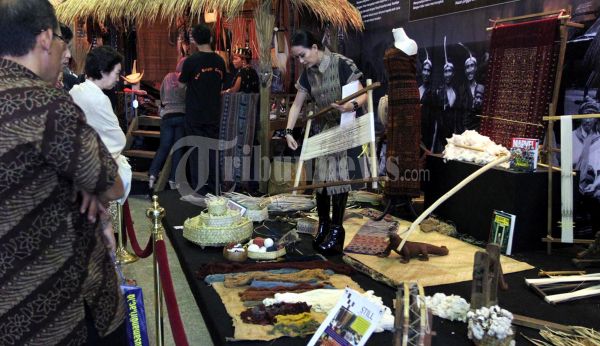 Pameran Adi Wastra Indonesia 2012