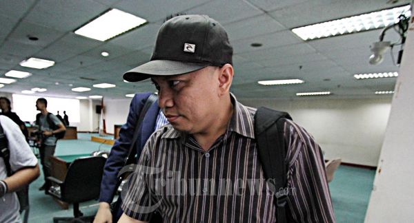 Gayus Keluar Ruang Sidang