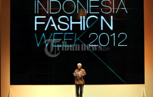 Hatta Rajasa Buka Indonesia Fashion Week 2012
