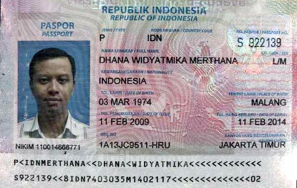 Paspor milik Dhana Widyatmika