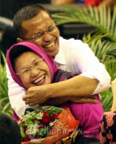 Dahlan Iskan Kasih Bunga lalu Memeluk Istrinya
