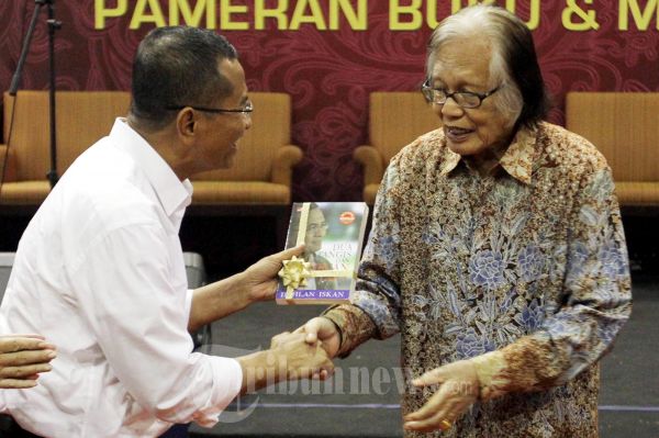 Jocob Oetama dan Dahlan Iskan Bersalaman