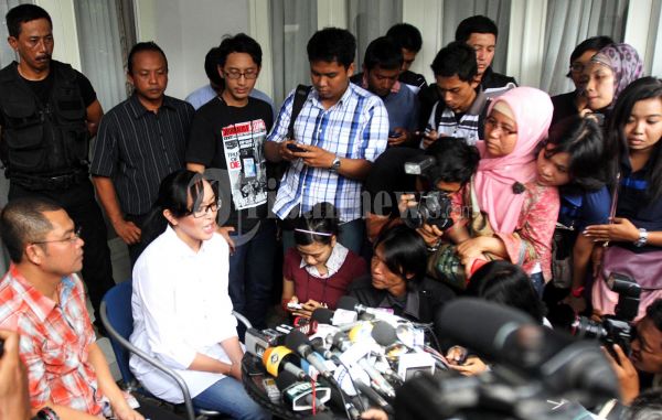 Angelina Sondakh Konperensi Pers dirumahnya