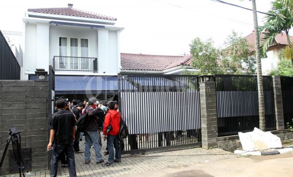 Wartawan Ke Rumah Angelina Sondakh