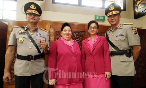 KAPOLDA SULUT dan Ibu Foto Bersama