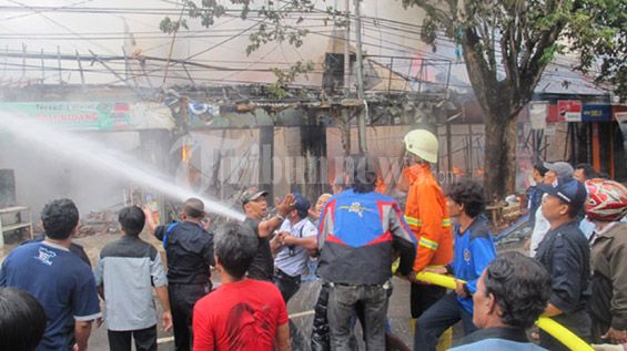 Kebakaran di depan Pasar Palmerah