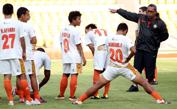 Iwan Setiawan Berikan Instruksi Tim Persija